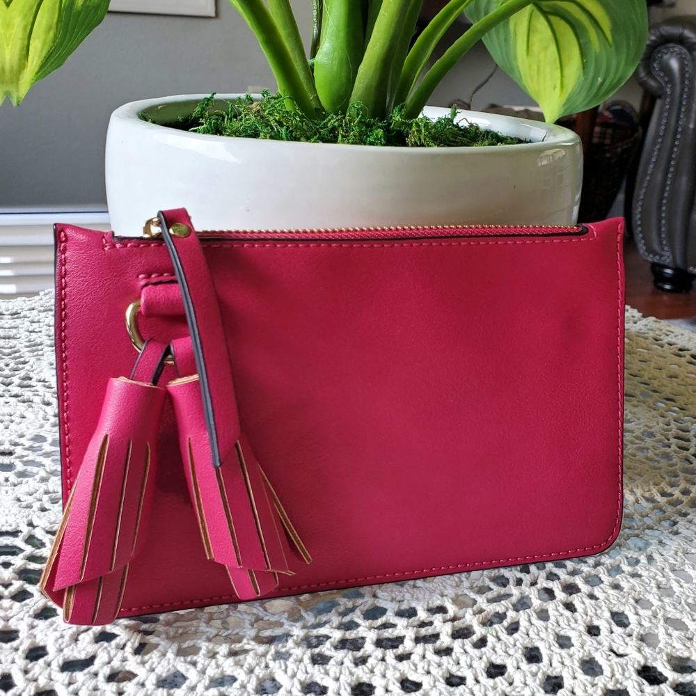 MELIE BIANCO Fuschia Hand Clutch - 8" x 5" (EUC)